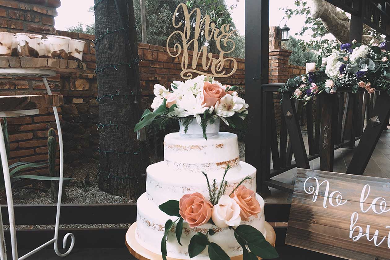 Mr mrs wedding cake 2022 11 16 12 48 27 utc2.jpg